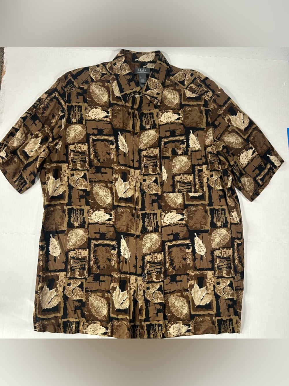3/$30 Liz Claiborne Crazy Horse Brown and Cream Abstract Leaf Button-Down Shirt